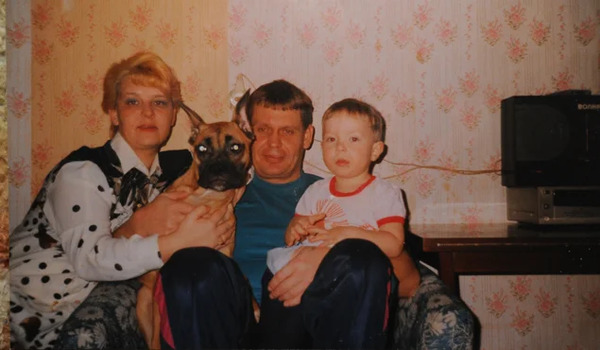 Как сложилась жизнь мальчика Влада Кудряшова, который с 8 лет ухаживал за парализованной матерью