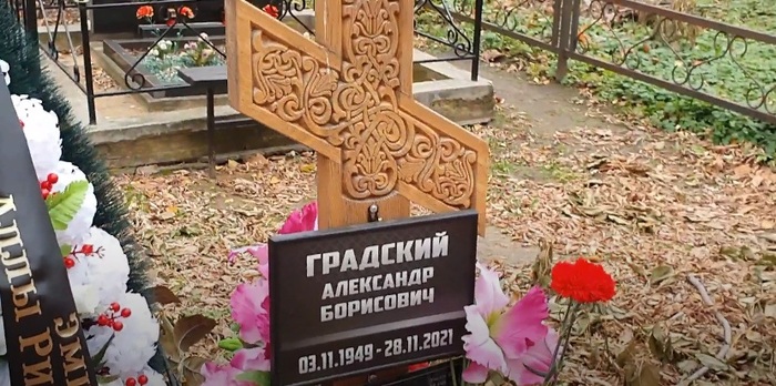 Фото могилы градского сейчас. Памятник на могиле Александра Градского. Оградка на могилу ребенка. Могила Александра татарского. Могила Александра Колтового.