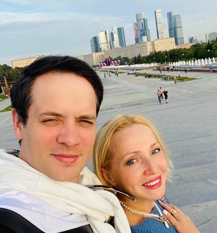 Александр асташенок с женой фото